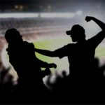 Mann bedroht anderen Mann in Stadion