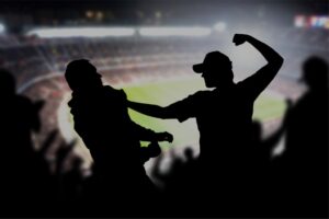 Mann schlägt andern Mann in Stadion