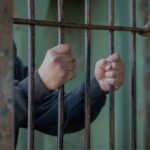 Mann hinter Gittern in Untersuchungshaft