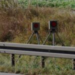 Zwei Blitzer hinter Leitplanken zur Überwachung von Verkehrsordnungswidrigkeiten