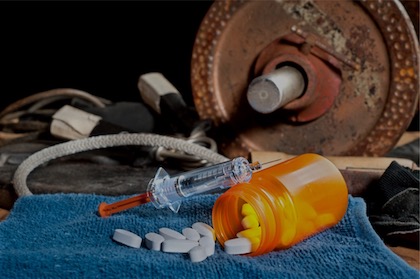Dopingmittel (Spritze, Tabletten) und Hantel