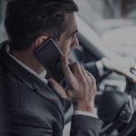 Mann benutzt Mobiltelefon im Straßenverkehr